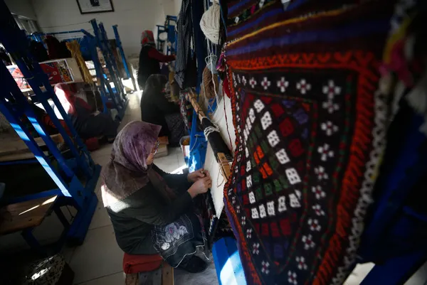 kadinlar-bir-kulturu-kurtardi-yuzlerce-yillik-tarih-yoruk-kilimi-alafaradin-yeniden-tezgahlarda-1674886889949.jpg