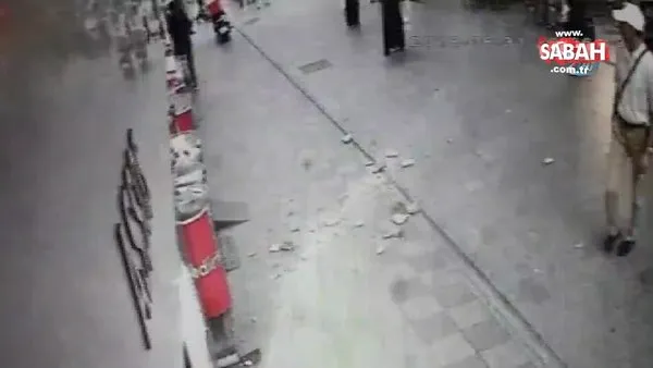 İstanbul'da caddede yürürken üzerine beton parçası düştü... Küçük kızın ölümden döndüğü anlar kamerada