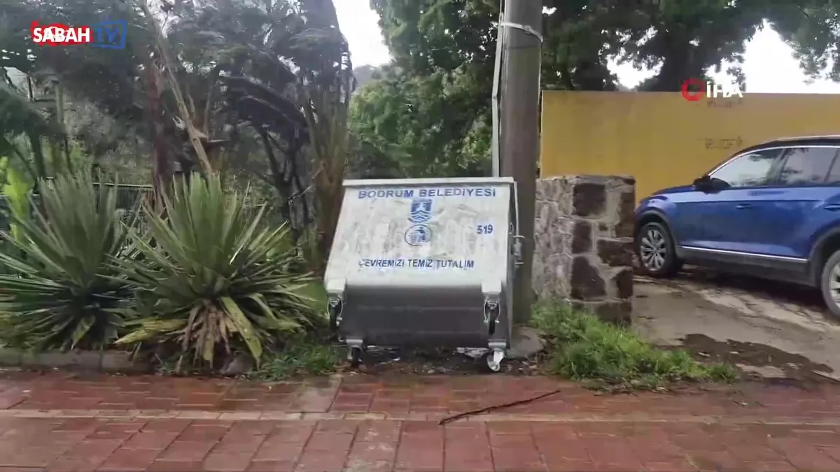 Bodrum’da fırtına etkili oldu, 2 tekne karaya oturdu videosunu izle Bodrum’da fırtına etkili oldu, 2 tekne karaya oturdu videosunu izle