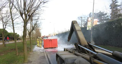 Akü yüklü kamyon yandı