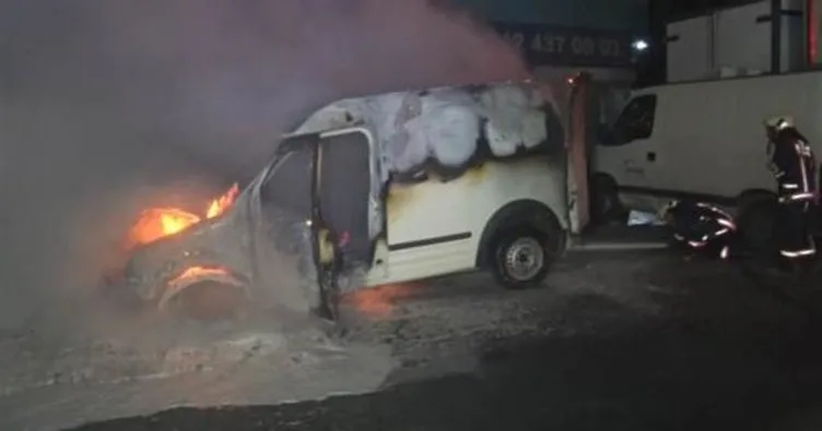 Alev alev yanan aracın sürücüsü kendisini son anda dışarı attı