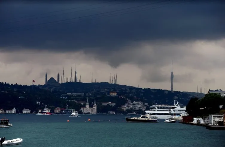 İstanbul boğazını saran kara bulutlar böyle görüntülendi