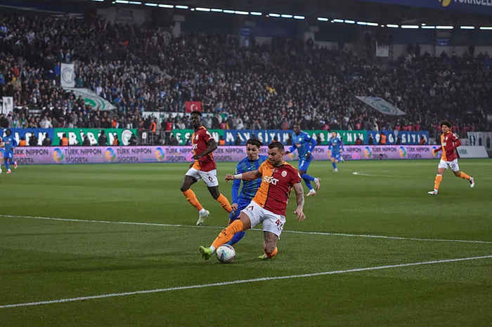 lider-galatasarayin-rakibi-rizespor-karsilasmada-ilk-yari-sona-erdi-1739814805491.jpeg