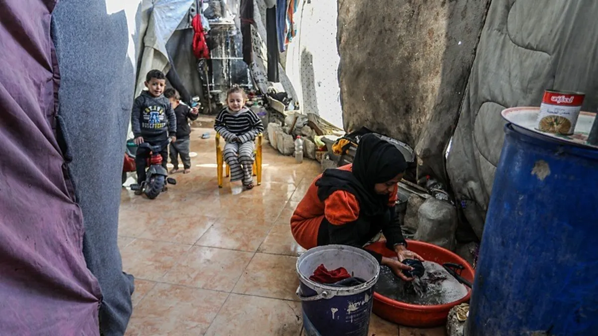 Soykırımcı İsrail ateşkese rağmen saldırıyor: Gazzeliler yeni yılın ilk sabahına bombalarla uyandı Soykırımcı İsrail ateşkese rağmen saldırıyor: Gazzeliler yeni yılın ilk sabahına bombalarla uyandı