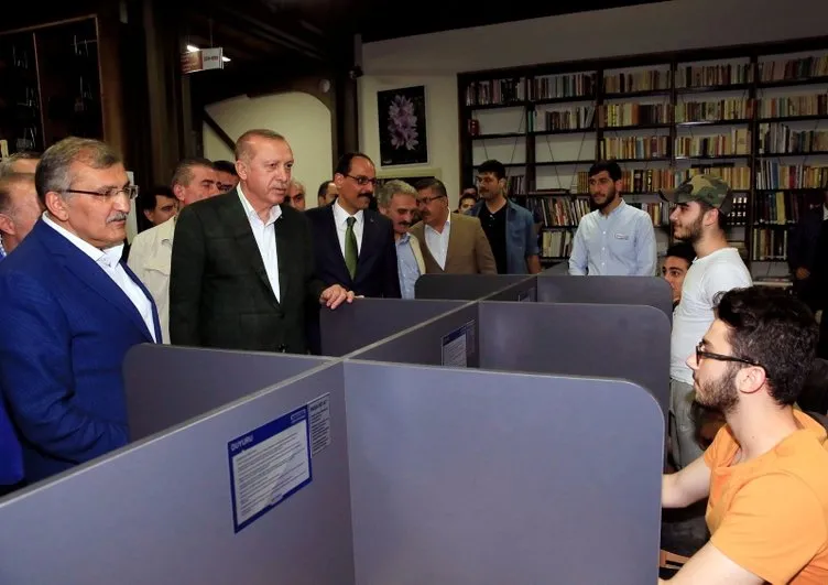 Cumhurbaşkanı Erdoğan merkezefendi şehir kütüphanesi’ni ziyaret etti