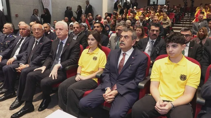 bakan-tekin-bu-yil-ortaokulu-bitiren-100-ogrencinin-45-tanesi-meslek-lisesine-gitti-1790334645626.jpg