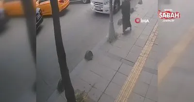 Yolda yürüyen kadını iterek böyle düşürdü, hiçbir şey yokmuş gibi yoluna devam etti | Video