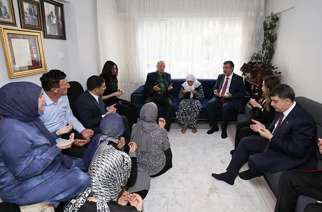 baskan-recep-tayyip-erdogan-ankarada-15-temmuz-sehit-ailelerini-ziyaret-etti-1752485309614.jpeg