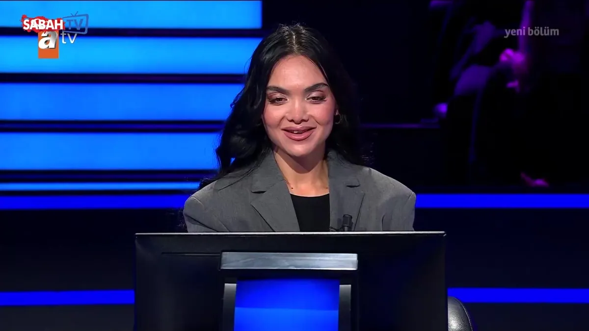 Hem yapay zeka kullandı, hem edebiyat öğretmeniydi! Kim Milyoner Olmak İster’de öyle bir soruda elendi ki! videosunu izle | Son Dakika Haberleri