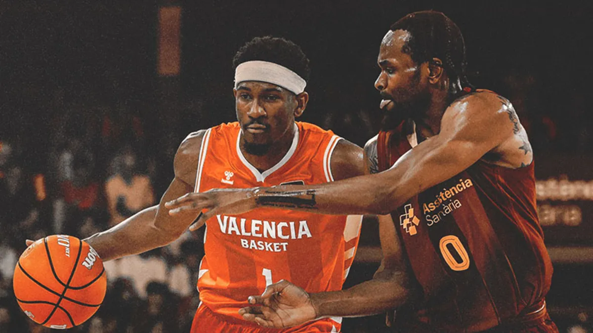 Valencia Basket oyuncuları şampiyonluk kupası ile sahada