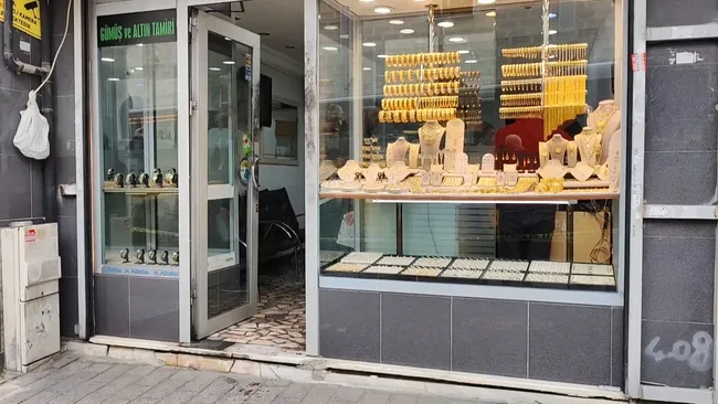 son-dakika-eyupsultanda-kuyumcuya-soygun-girisimi-1-yarali-1770815206207.jpg