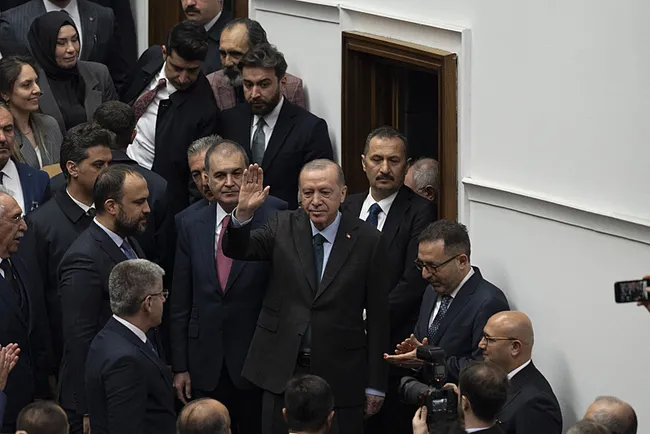 son-dakika-baskan-erdogandan-ozgur-ozele-siir-tepkisi-asil-cahilin-kendisi-oldugu-ortaya-cikti-1739957891616.jpeg