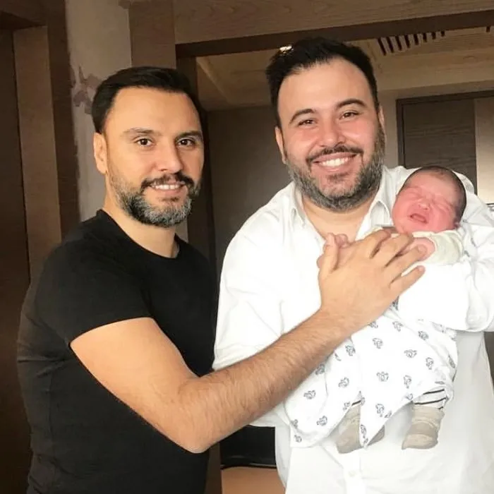Abisinin emanetlerine gözü gibi bakıyor… Şarkıcı Alişan ve yeğenlerinin pozunu beğeni yağdı!