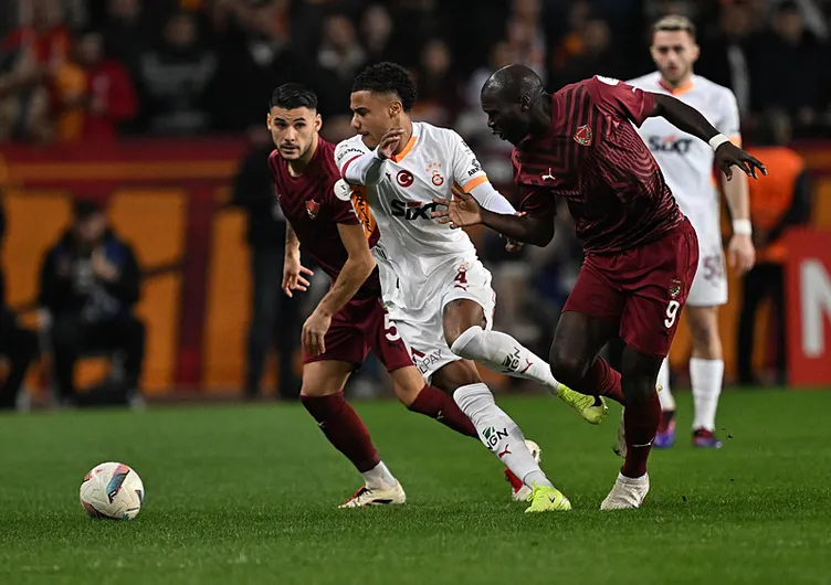 Son dakika haberi: Hatayspor - Galatasaray maçında penaltı beklentisi! Hakem Cihan Aydın devam ettirdi...
