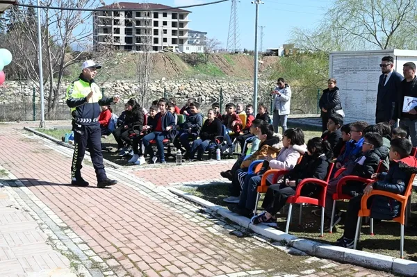 miniklere-trafik-dersi-28-bin-ogrenciye-hedef-1774623031860.jpg