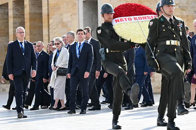 1783356335067.jpeg NATO heyeti, Anıtkabir'i ziyaret etti