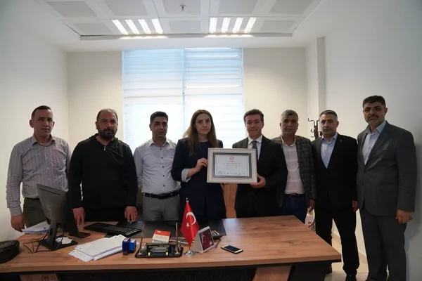 ak-partili-bucak-mazbatasini-alarak-goreve-basladi-1712244354106.jpg