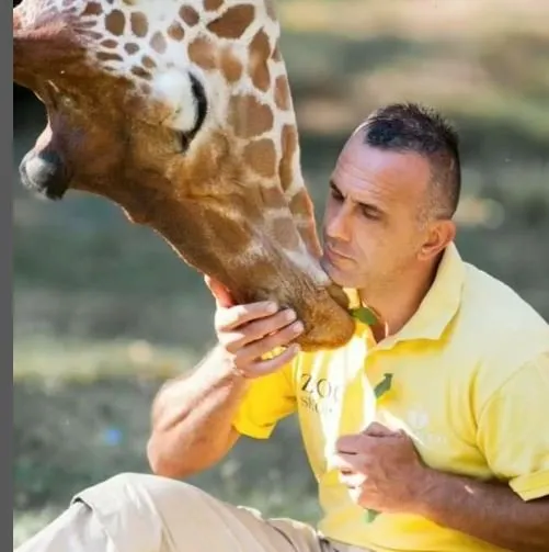 Sevgiden öte hayat bağı: 10 yıldır baktığı zürafa ile aynı gün öldü!
