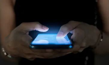 Saatlerce telefon kaydırıyorsanız dikkat! Uzmanlar 4 belirtiye karşı uyardı