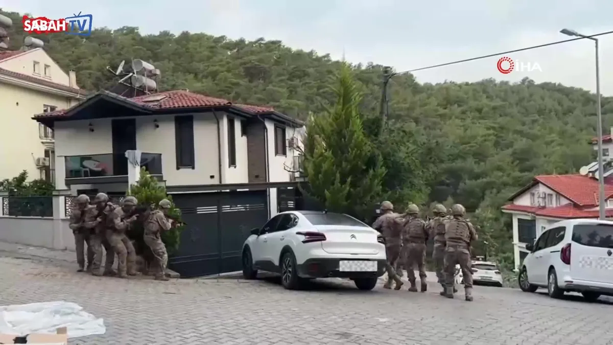 Seydikemer merkezli “Daltonlar” operasyonu: 12 şüpheli yakalandı | Video videosunu izle Seydikemer merkezli “Daltonlar” operasyonu: 12 şüpheli yakalandı | Video videosunu izle