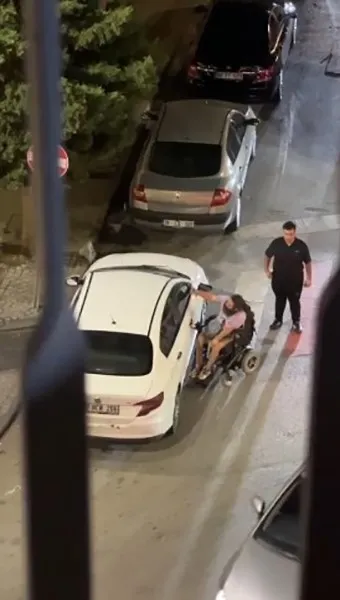 Engelli rampasına konulan araç isyan ettirdi! Yolun karşısına geçemeyince… Kırılmadık camını bırakmadı