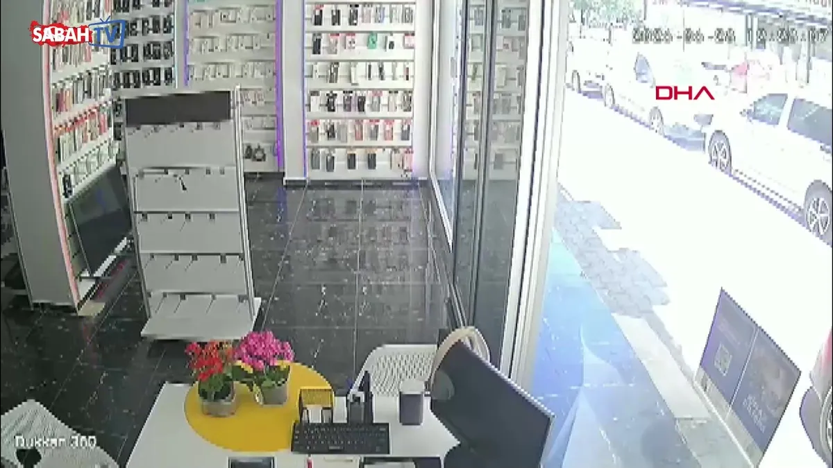 İş yerinin asma tavanı çöktü! O anlar kamerada videosunu izle İş yerinin asma tavanı çöktü! O anlar kamerada videosunu izle