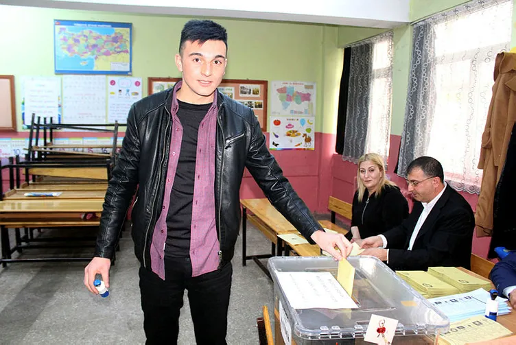 Türkiye sandık başında! 57 milyon seçmen tercihini yapıyor