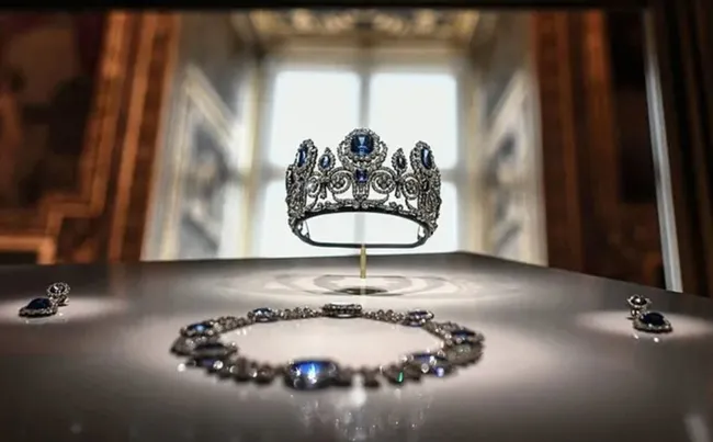 son-dakika-7-dakikada-dudak-ucuklatan-soygun-louvre-muzesinden-calinan-eserlerin-bedelleri-ortaya-cikti-1761119300467.jpg (958×594)