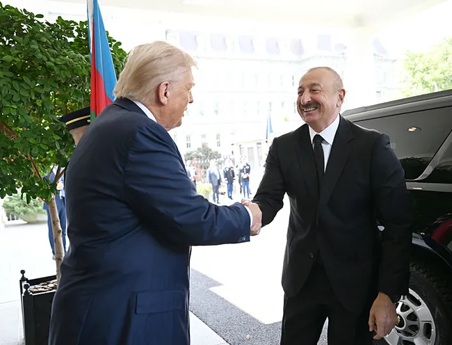 dunyanin-gozu-bu-zirvede-ilham-aliyev-ve-nikol-pasinyan-beyaz-sarayda-anlasti-1754690948996.jpeg