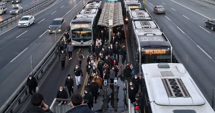 Metrobüs hattında seferler durdu! Yolcular yol ortasında indirildi