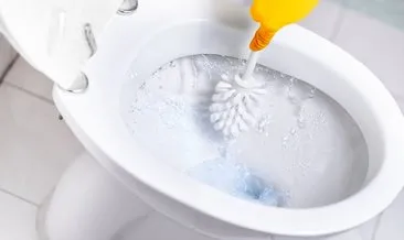 Bu yöntem çamaşır suyu kullanmadan tuvaletlerinizi pırıl pırıl yapıyor! Lekenin üzerine bir miktar ekleyin ve...