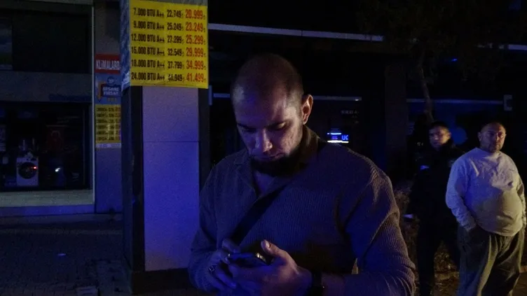 O ilimizde facianın eşiğinden dönüldü: Kontrolden çıkan araç otobüs durağına daldı!