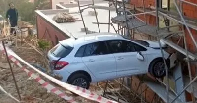 Yoldan çıkan otomobil inşaat ve istinat duvarı arasına sıkıştı #istanbul