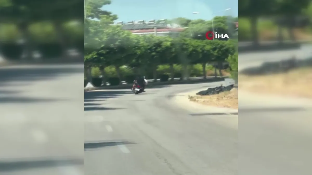 Motosikletin üstünde tehlikeli hareketler yaptı: Sonucunda pişman oldu! O anlar kamerada videosunu izle Motosikletin üstünde tehlikeli hareketler yaptı: Sonucunda pişman oldu! O anlar kamerada videosunu izle