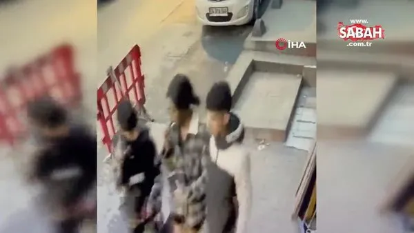 Beyoğlu’nda ABD’li kadına kapkaç kamerada: Beline sarılıp telefonunu çaldılar | Video
