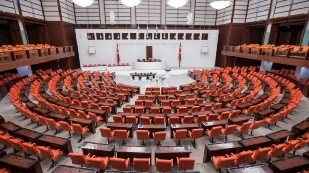 TBMM'de istismar davasında ara karar sonrası adliye önü görüntüsü.