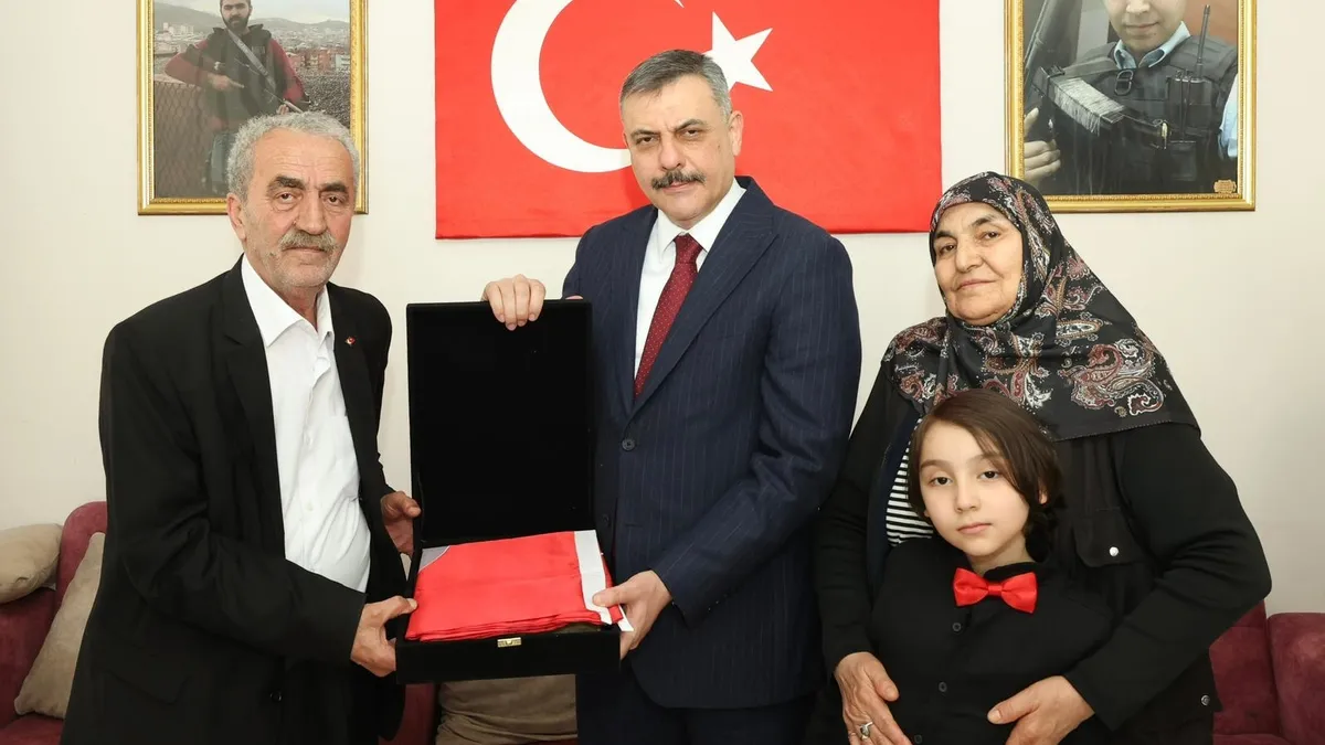 İçişleri Bakanı Çiftçi, Konya’da şehit Ali Teke’nin ailesini ziyaret etti İçişleri Bakanı Çiftçi, Konya’da şehit Ali Teke’nin ailesini ziyaret etti