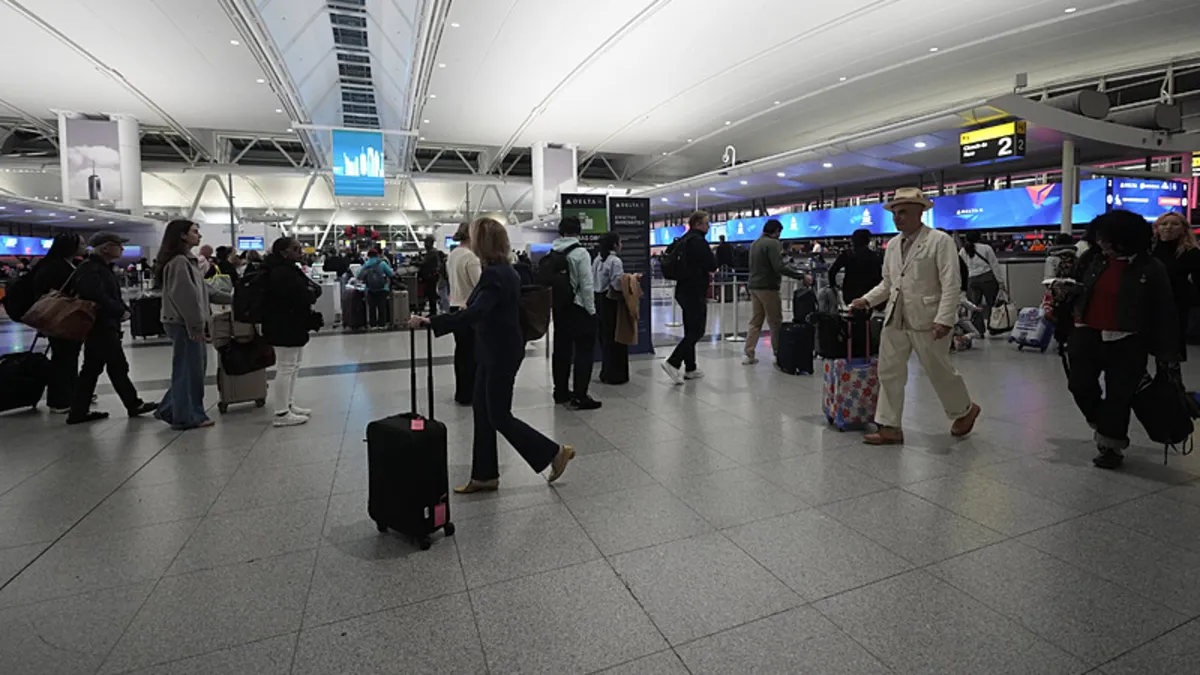 ABD’de yeni dönem: ICE birimleri havalimanlarına konuşlandırılmaya başlandı ABD’de yeni dönem: ICE birimleri havalimanlarına konuşlandırılmaya başlandı