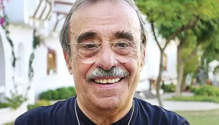 Süper Baba’nın Fiko’su Şevket Altuğ yıllar sonra ilk kez Gülümser Gülhan’ın cenazesinde görüntülendi! İşte usta ismin son hali...