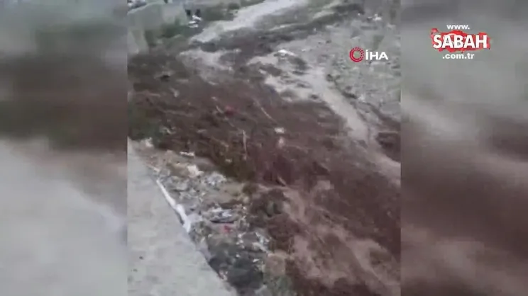 Sağanak yağışın neden olduğu sel böyle geldi... O anlar kamerada | Video