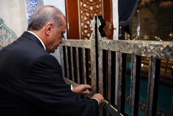 Cumhurbaşkanı Erdoğan, Eyüp Sultan Türbesi'nin restorasyondan sonraki açılışına katıldı