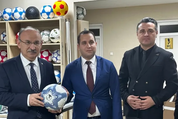 futbol-topu-dikim-atolyesi-kadinlara-gelir-kapisi-oldu-1680864433954.jpg