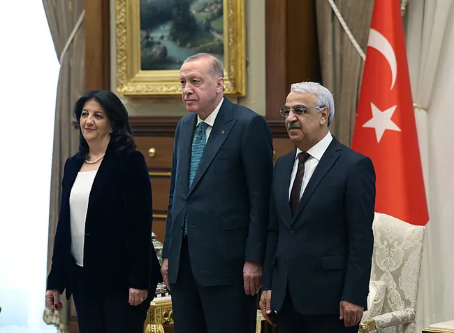 baskan-erdogan-dem-parti-heyetini-kabul-etti-gundem-terorsuz-turkiye-sureci-1770813178757.jpeg Başkan Erdoğan, DEM Parti heyetini kabul etti! Gündem Terörsüz Türkiye süreci
