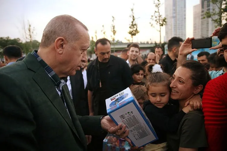 Başkan Erdoğan vatandaşlarla Zeytinburnu sahilde iftar yaptı