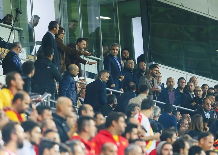 Göztepe - Fenerbahçe maçında Ali Koç, taraftarla tartıştı