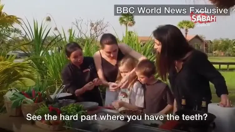 Angelina Jolie çocuklarıyla birlikte örümcek yedi!