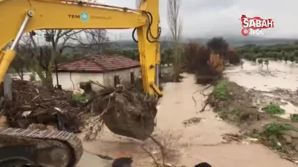 Aşırı yağışlar Manisa Akhisar’da köy yollarını kapattı araziler sular altında kaldı | Video
