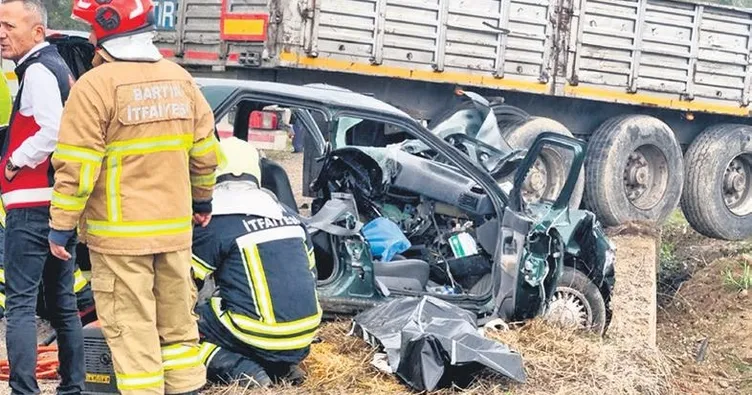 Trafik kazası bir aileyi yok etti