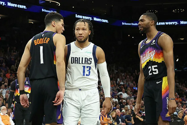 miami-heat-ve-phoenix-suns-serilerinde-1-0-one-gecti-1651574797523.jpg