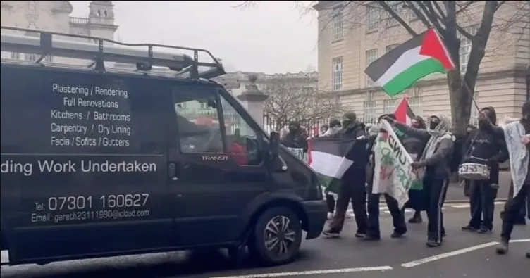 Galler’de insanlık dışı görüntüler: Aracını Filistinli göstericilerin üzerine sürdü